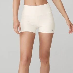 New Alo Yoga Women's Cream White Shorts